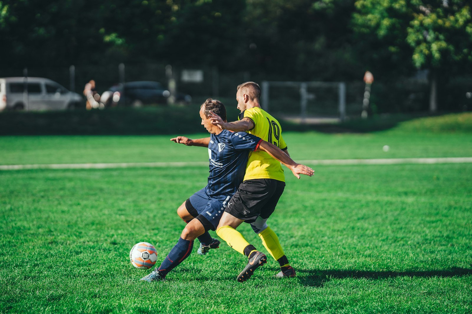 Duel pour le ballon lors d'un match de football amateur